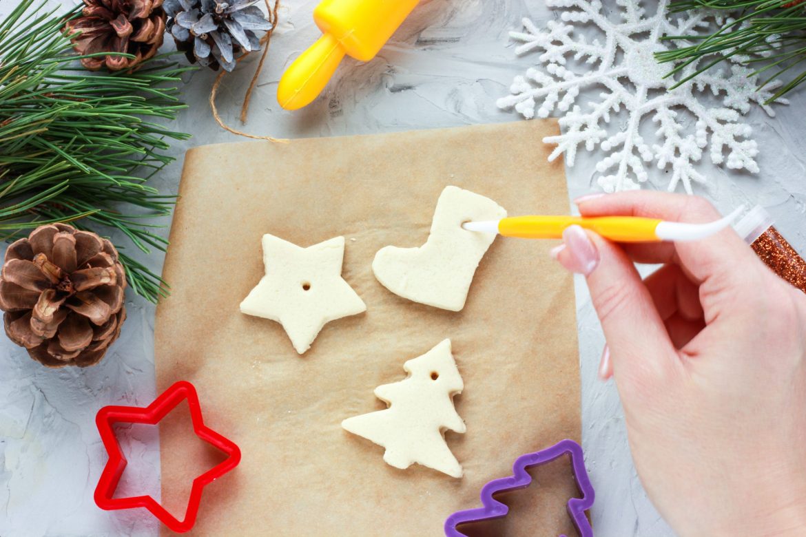 Créez des décorations de Noël en pâte à sel avec vos enfants 🎄 - Everykid